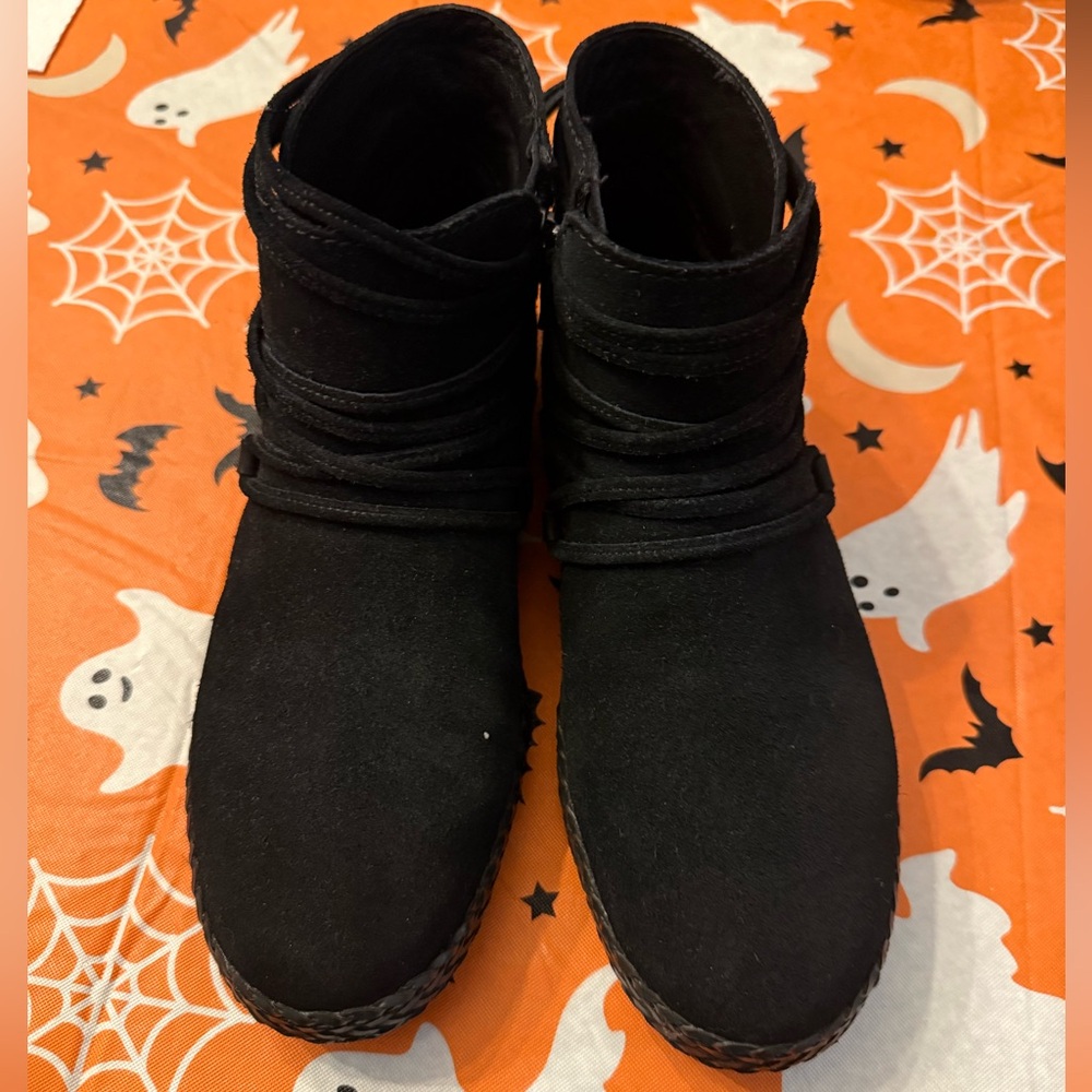 Uses UGG Women's Rianne Moccasin boots size 7.5